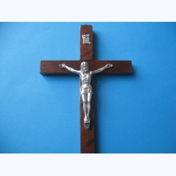 Krzyż drewniany prosty ciemny brąz 20 cm 